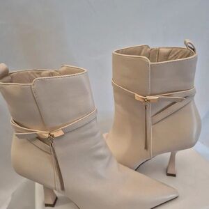 Chic Cream Heeled Boots with Zipper Detail